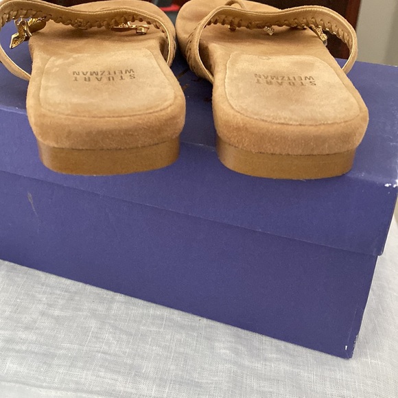 Stuart Weitzman cashew suede leather flip flops with gold shoe charms, 6.5 - Picture 6 of 11